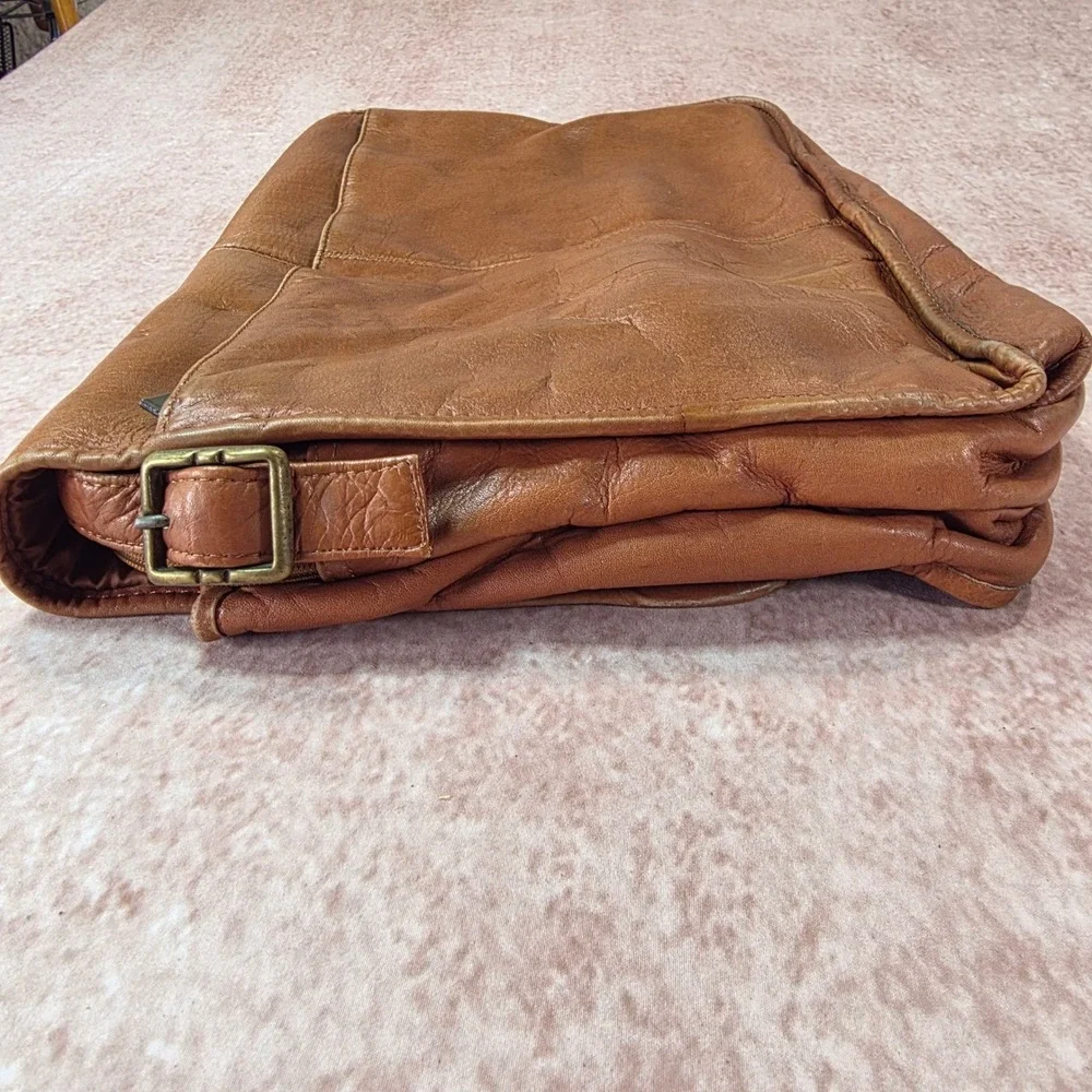 Vintage Wilsons Tan Leather Messenger Bag Flap Crossbody Adjustable Strap